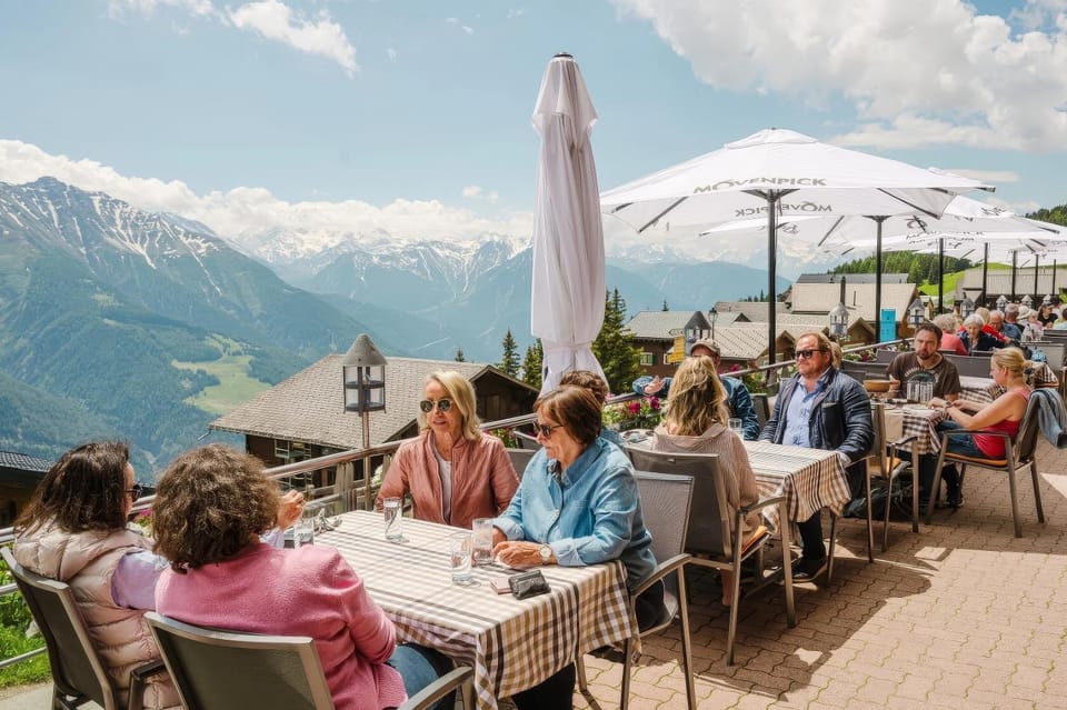Property building, Restaurant/places to eat, Balcony/Terrace