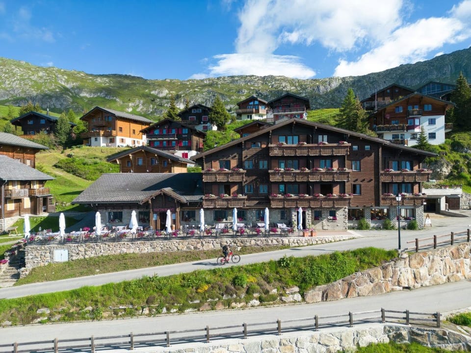 Property building, Restaurant/places to eat