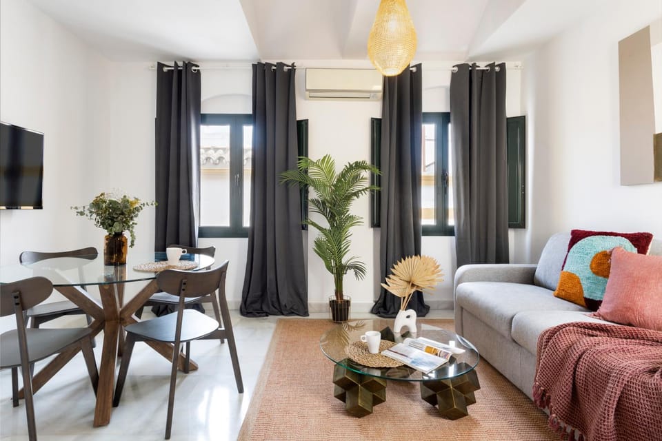 TV and multimedia, Living room, Seating area, Dining area, air conditioner