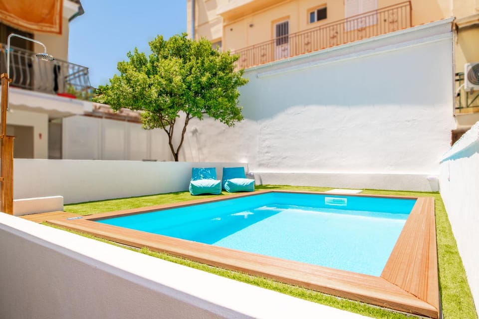 Patio, Day, Swimming pool, sunbed
