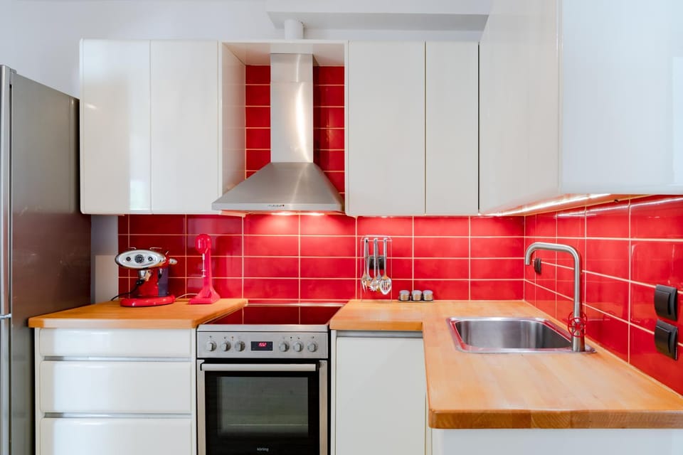 Coffee/tea facilities, Kitchen or kitchenette, stove