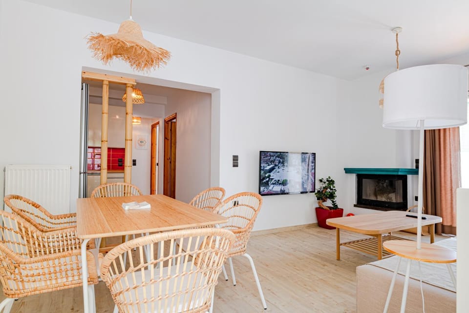 TV and multimedia, Living room, Seating area, Dining area, fireplace