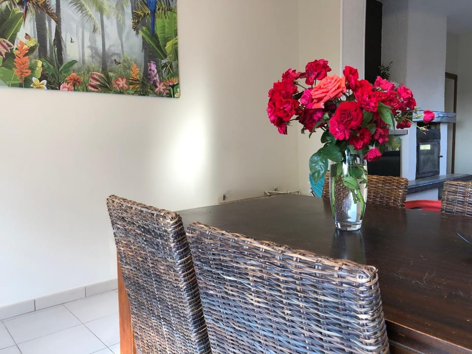 Kitchen or kitchenette, Living room, Seating area