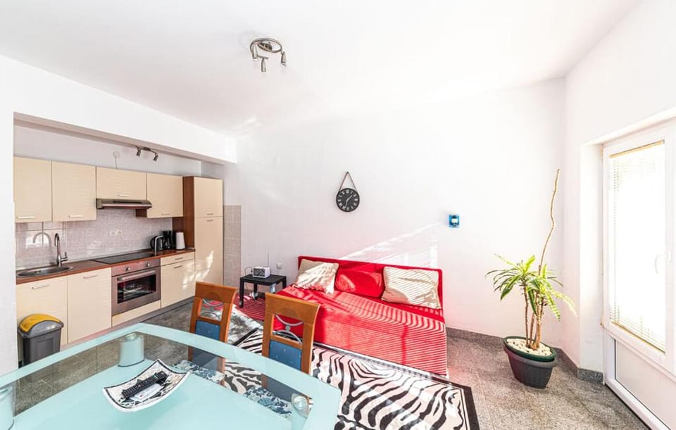 Kitchen or kitchenette, Seating area, Dining area