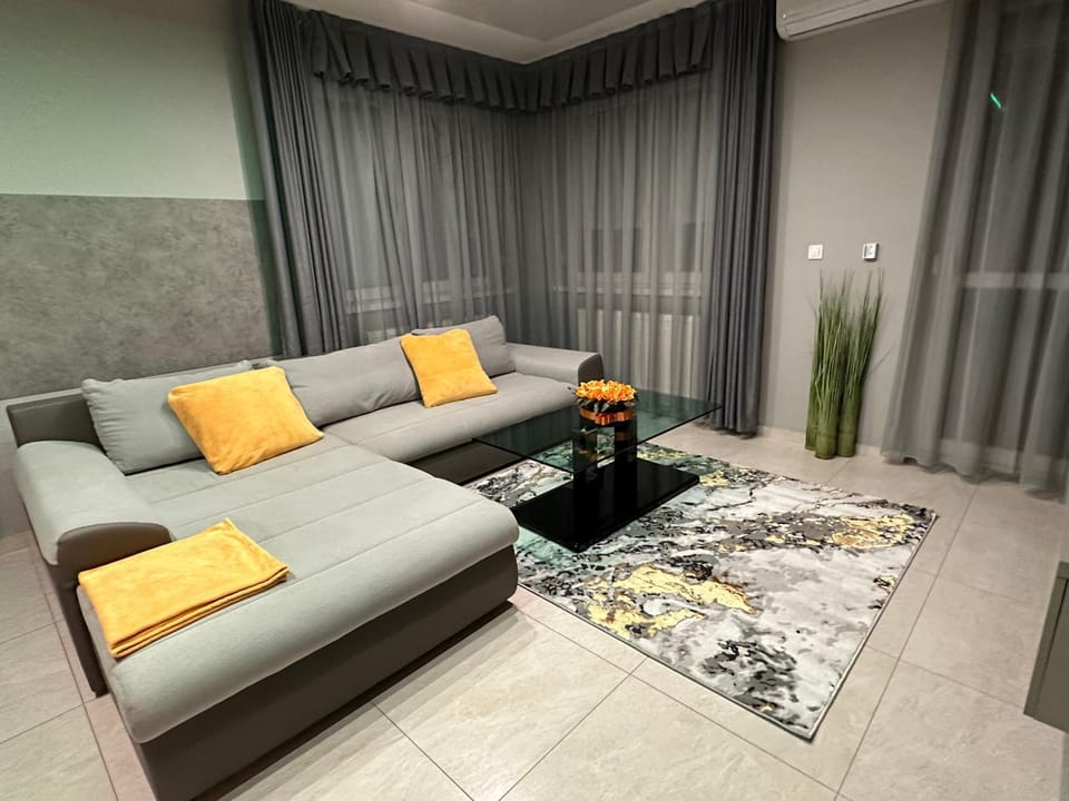Bed, TV and multimedia, Balcony/Terrace, Living room, Seating area, air conditioner