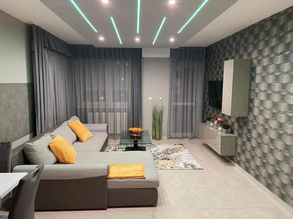 Bed, TV and multimedia, Balcony/Terrace, Living room, Photo of the whole room, Seating area, hair dresser, air conditioner