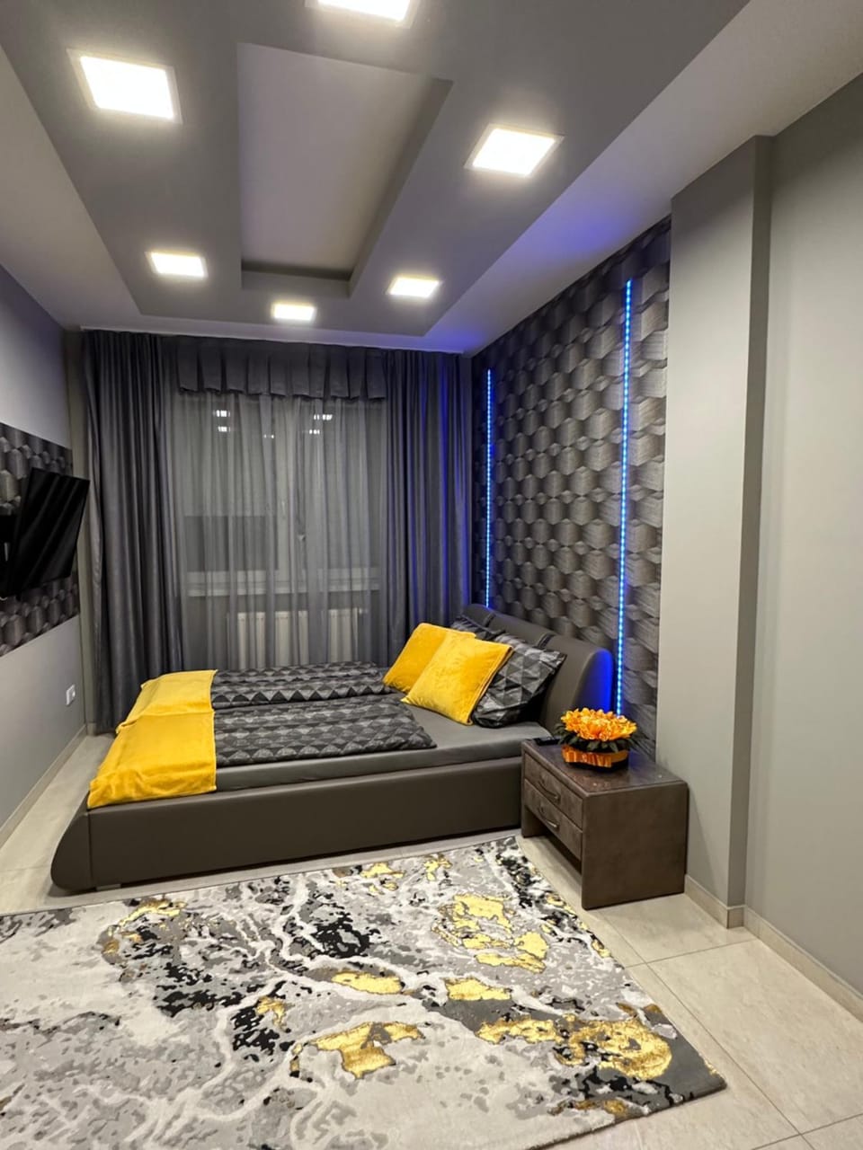 Bed, TV and multimedia, Photo of the whole room, Bedroom