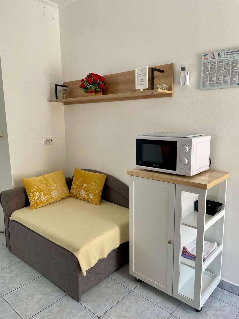 Kitchen or kitchenette, Living room, Seating area