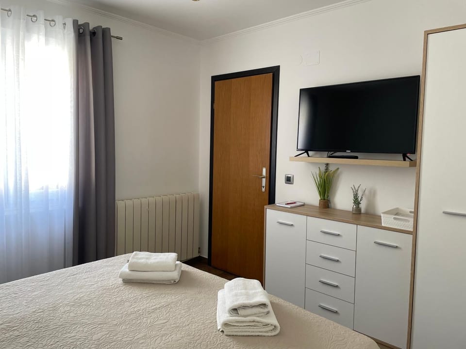 Bed, TV and multimedia, Photo of the whole room, Bedroom, towels, wardrobe