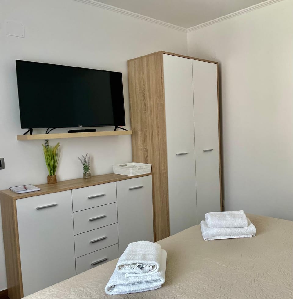 Bed, TV and multimedia, Kitchen or kitchenette, Photo of the whole room, Bedroom, towels, wardrobe