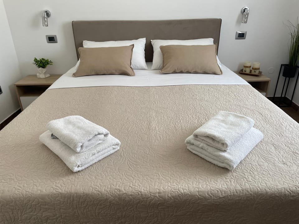 Bed, Photo of the whole room, Bedroom, towels