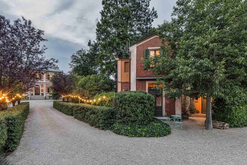 Property building, Spring, Day, Natural landscape, Garden, Garden view, Street view