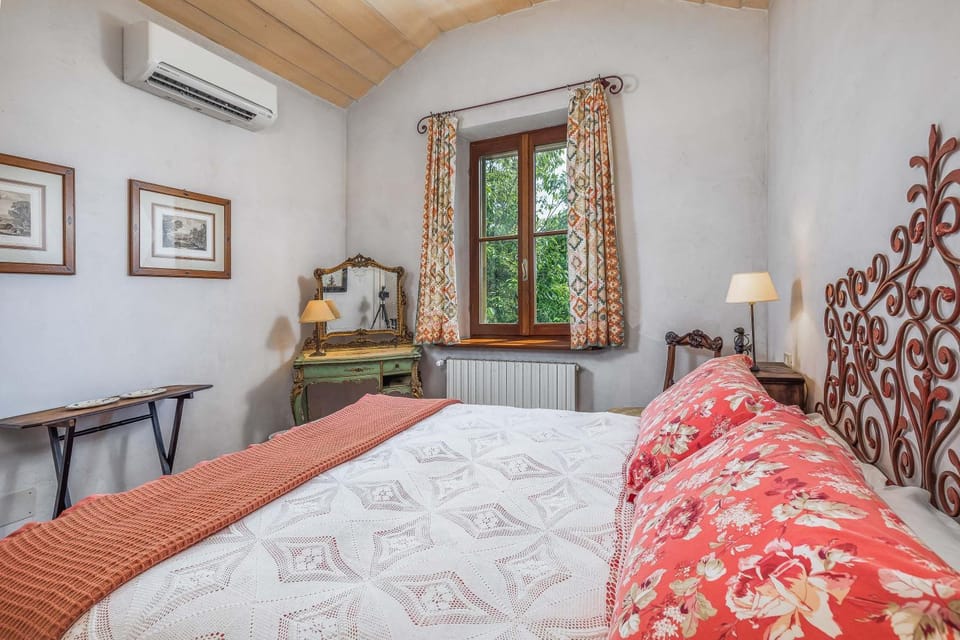 Bed, Photo of the whole room, Bedroom, internet, air conditioner