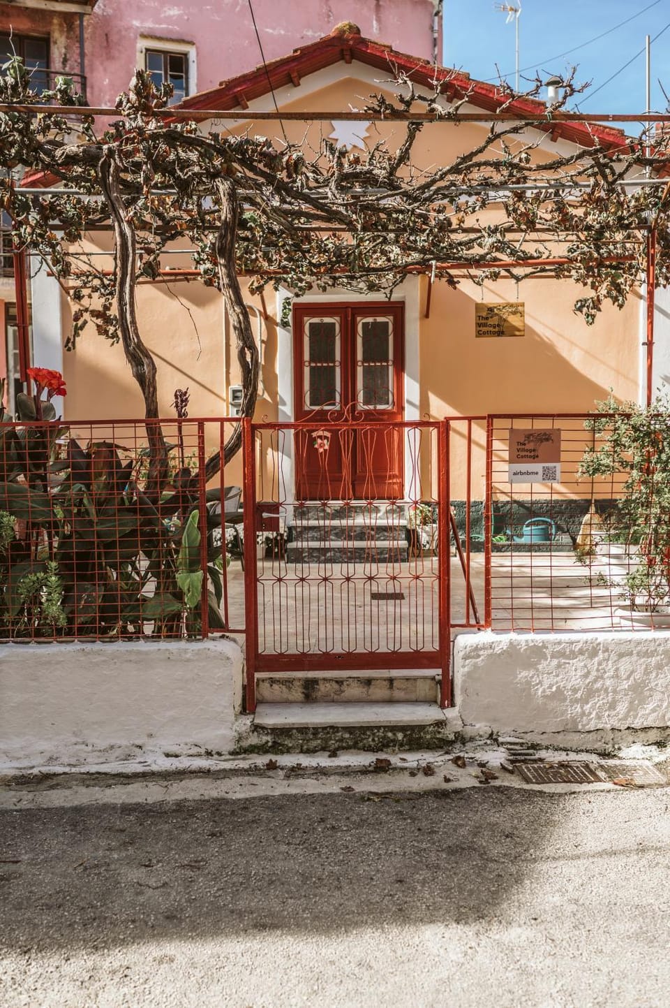 Property building, Patio, Facade/entrance