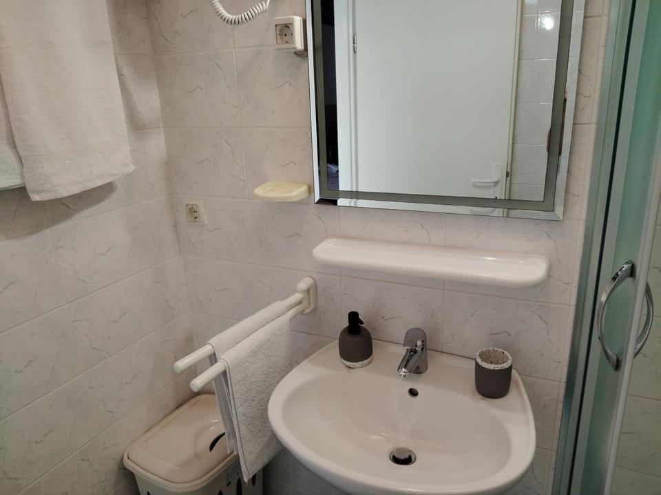 Bathroom, towels