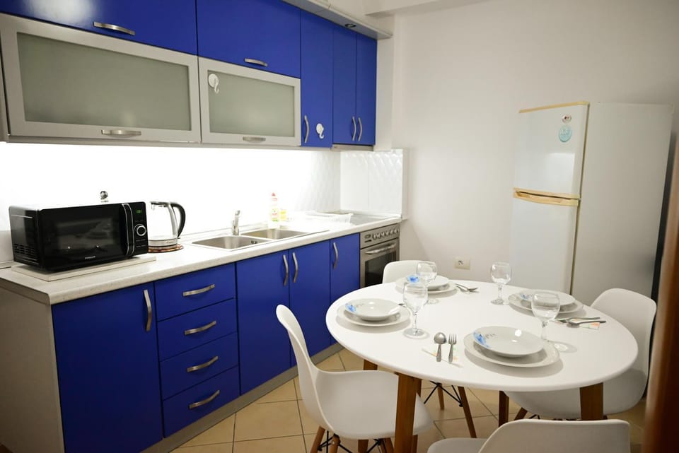 Dining area, oven, stove, toaster