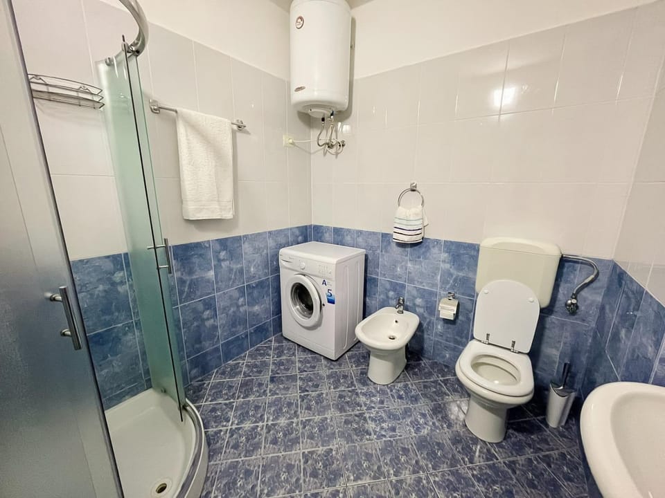 Shower, Bathroom, bidet, towels