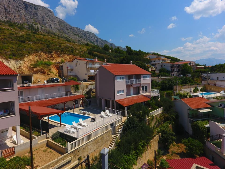 Mountain view, Pool view