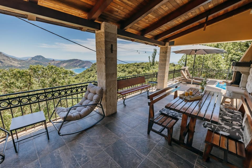 Natural landscape, Balcony/Terrace, Seating area, Dining area, Mountain view, Sea view