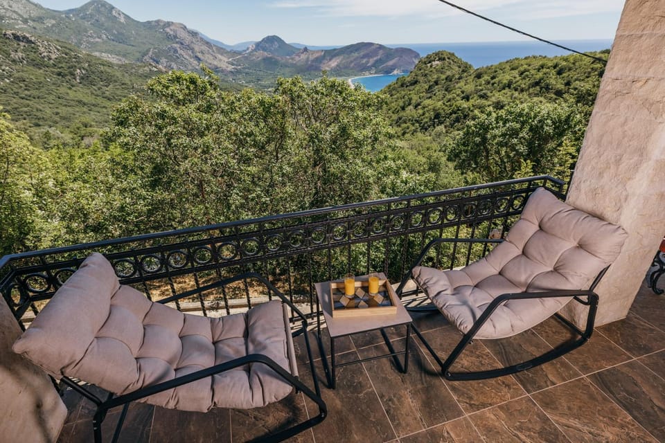 Natural landscape, Balcony/Terrace, Seating area, Sea view