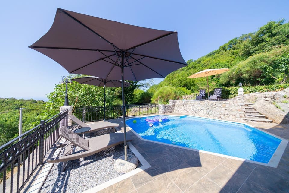 Swimming pool, sunbed