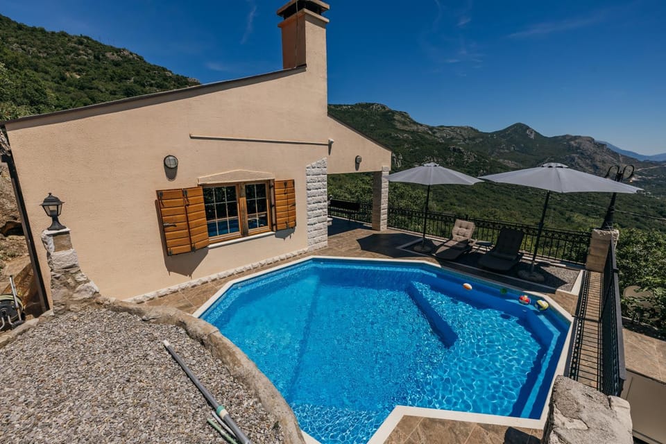 Property building, Sea view, Swimming pool, sunbed