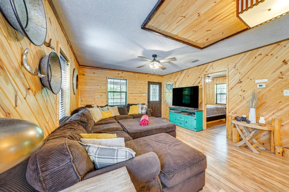 Broken Bow Cabin w/ Hot Tub + Game Room! Cabin in Broken Bow