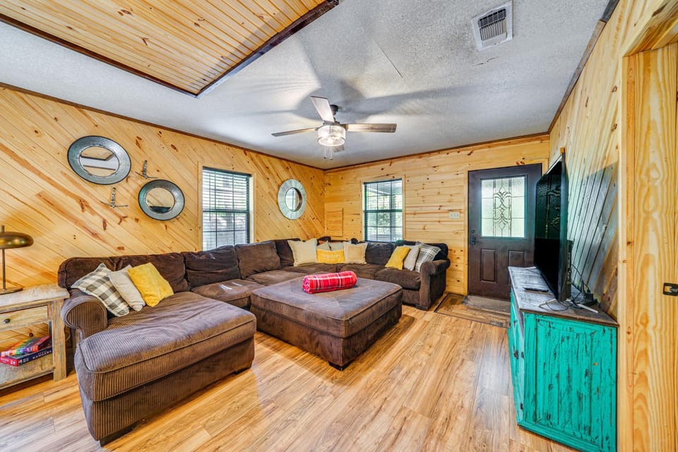 Broken Bow Cabin w/ Hot Tub + Game Room! Cabin in Broken Bow