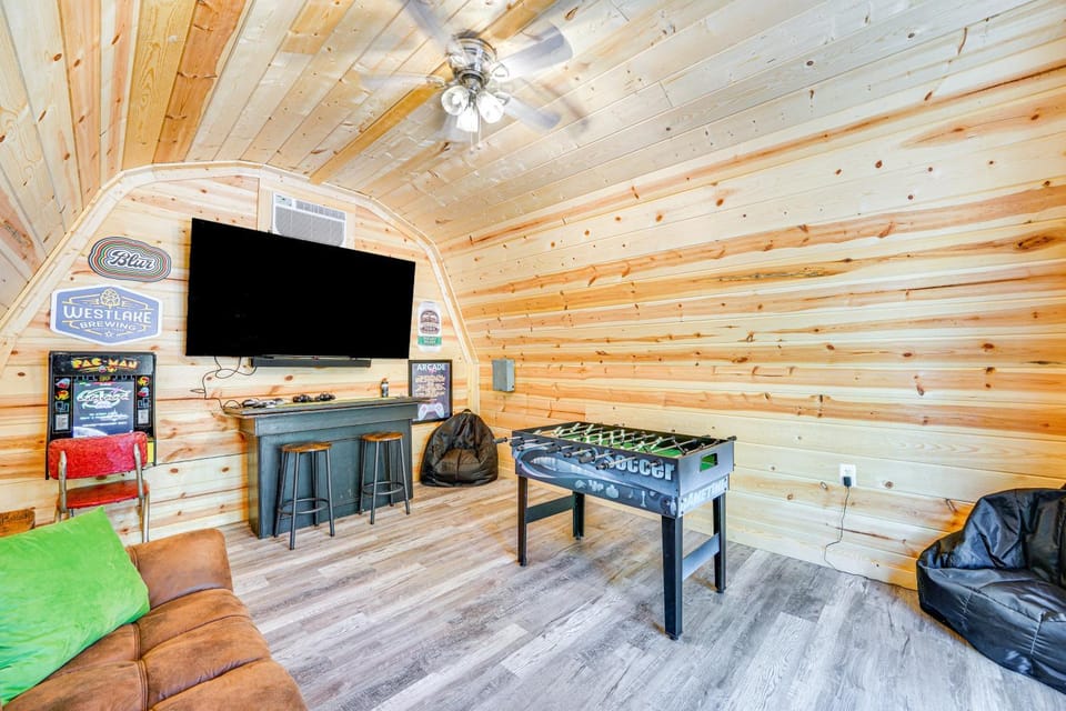 Broken Bow Cabin w/ Hot Tub + Game Room! Cabin in Broken Bow