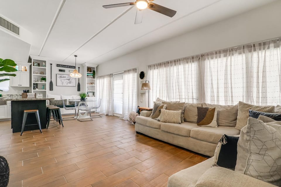 Tuluminati Lux South Padre Condo w/ Pool! House in South Padre Island