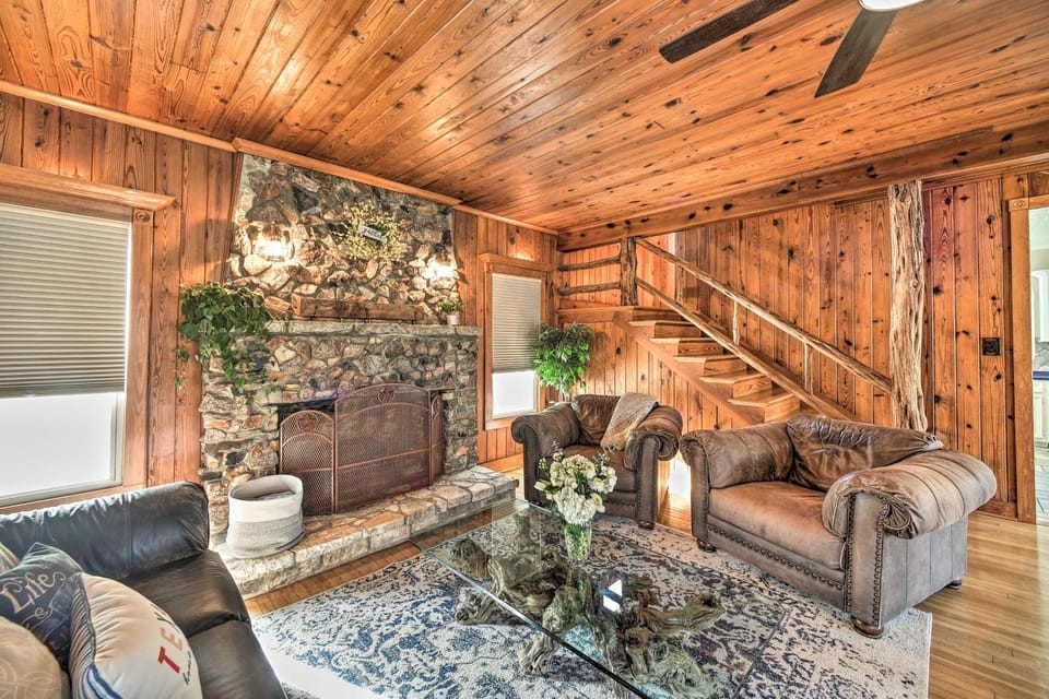 Spacious Lake Placid Retreat with Gorgeous Views! House in Seguin