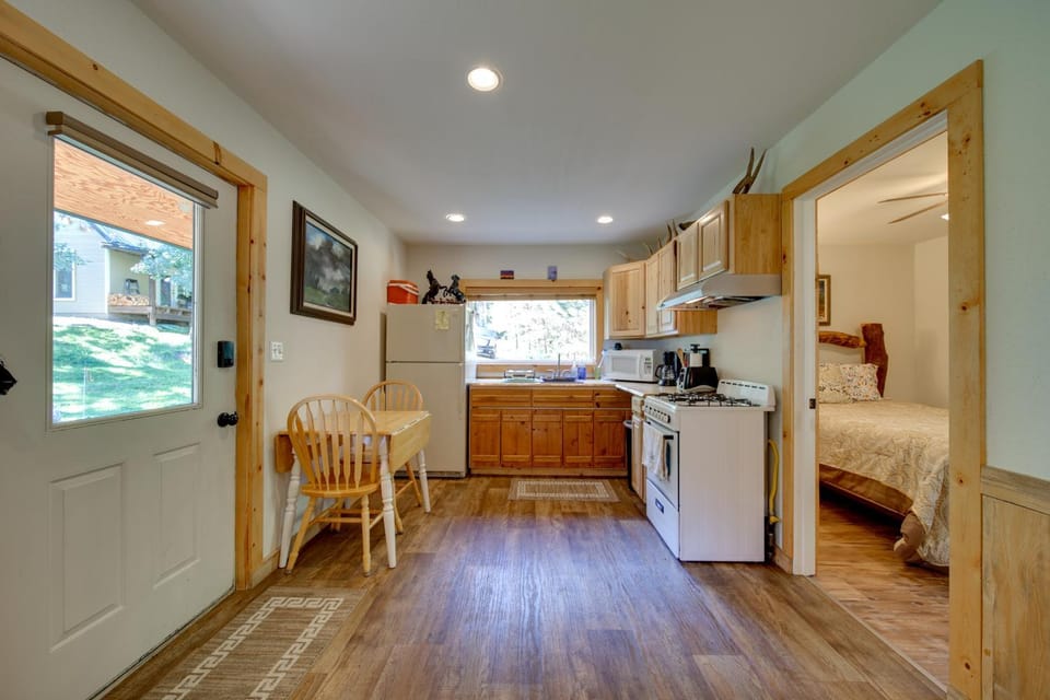 Cozy Countryside Cabin in Robie Creek Park! Cabin in Idaho