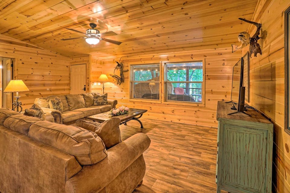 Broken Bow Oasis: Hot Tub, Fire Pit & Patio House in Broken Bow
