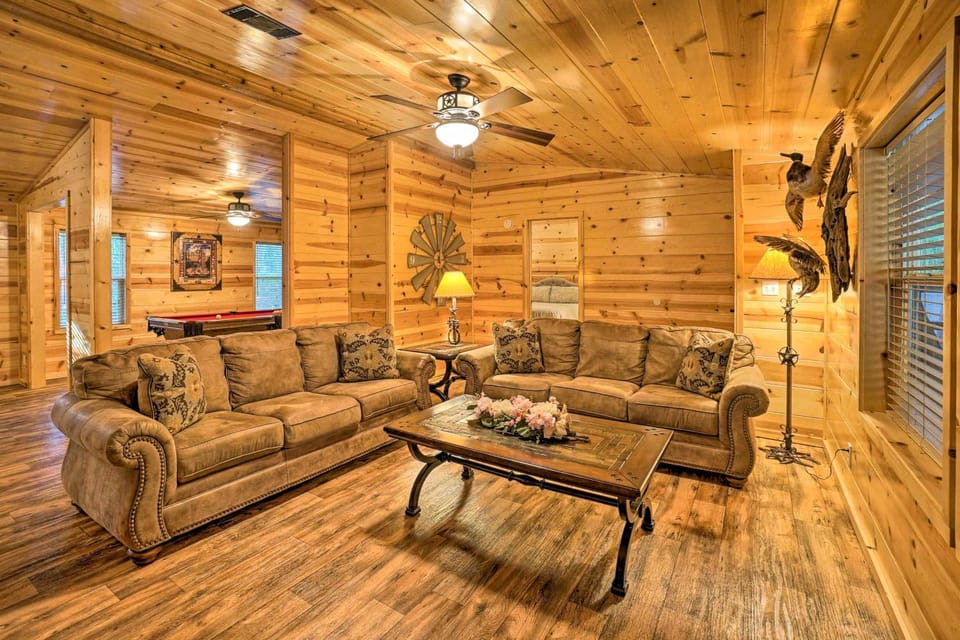 Broken Bow Oasis: Hot Tub, Fire Pit & Patio House in Broken Bow