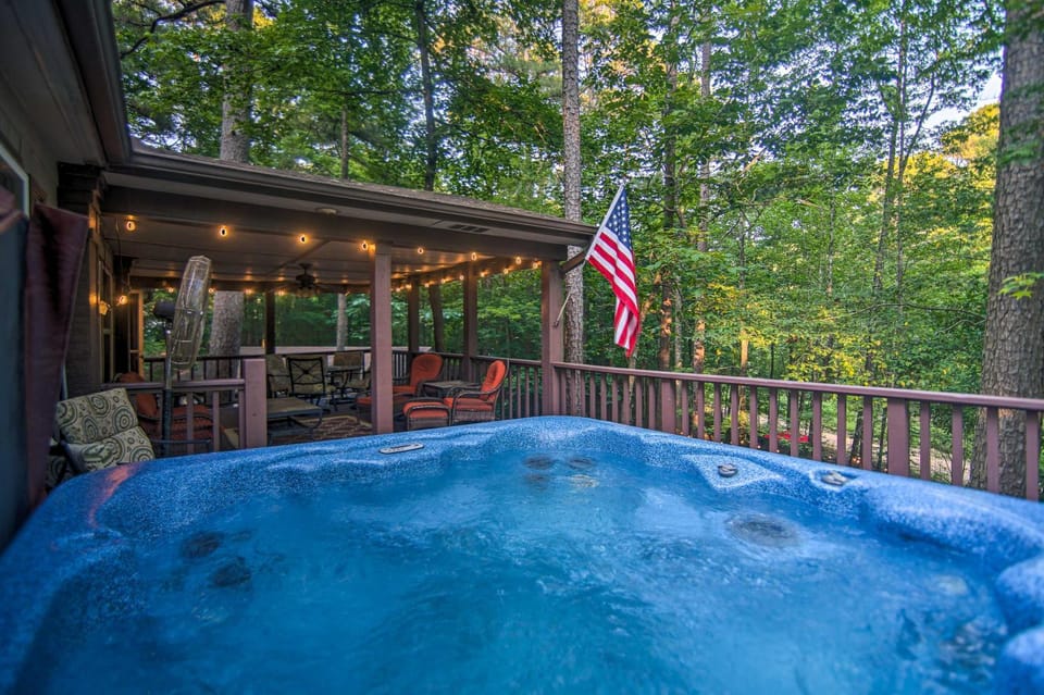 Broken Bow Oasis: Hot Tub, Fire Pit & Patio House in Broken Bow
