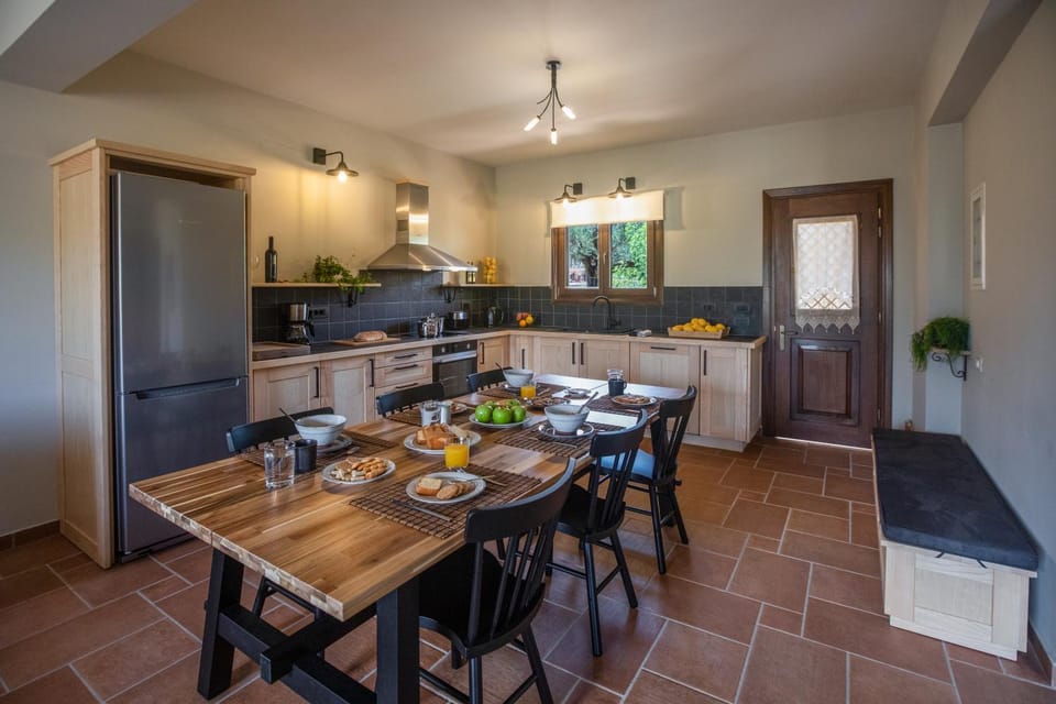 Dining area, kitchen