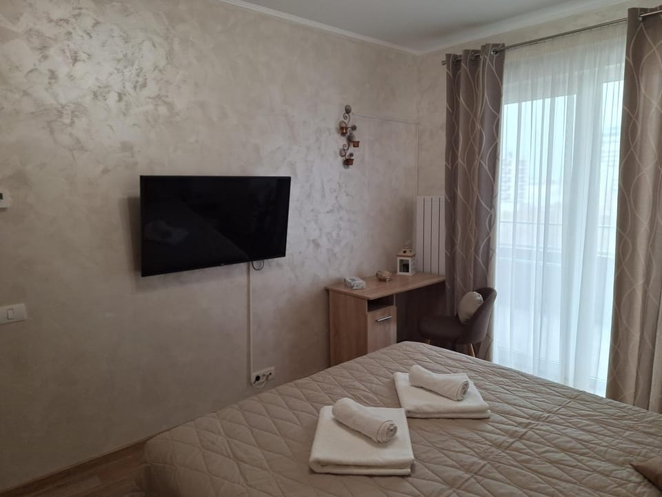 Bed, TV and multimedia, Photo of the whole room, Bedroom