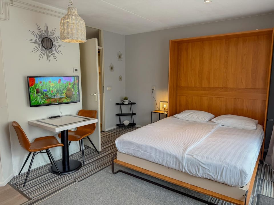 Bed, Dining area
