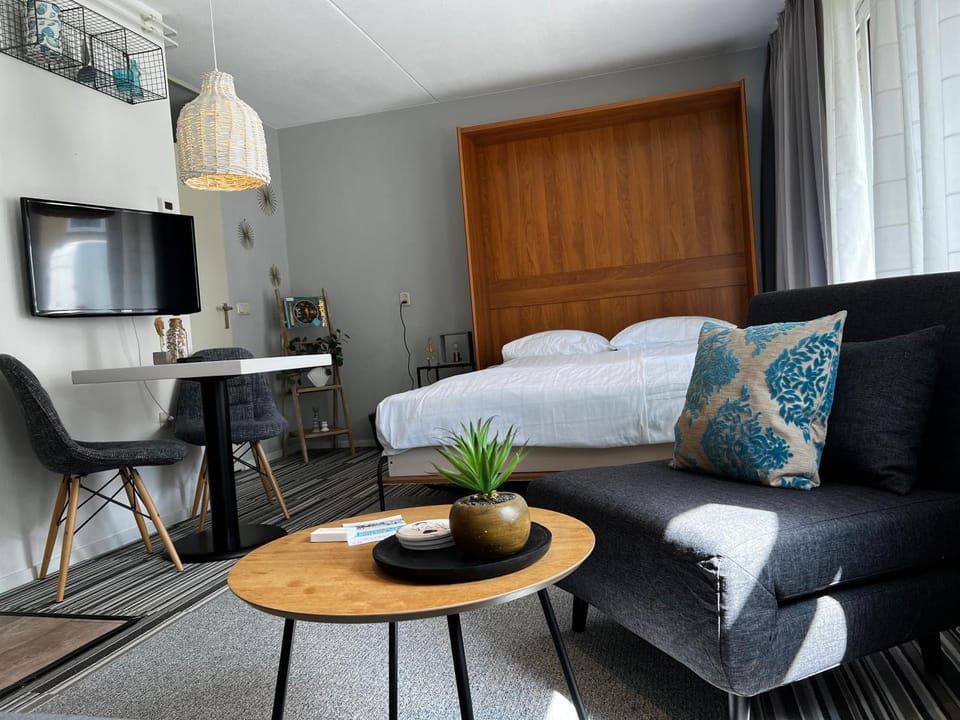 Bed, Seating area