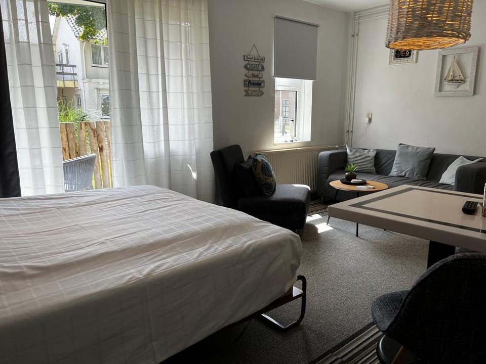 Patio, Bed
