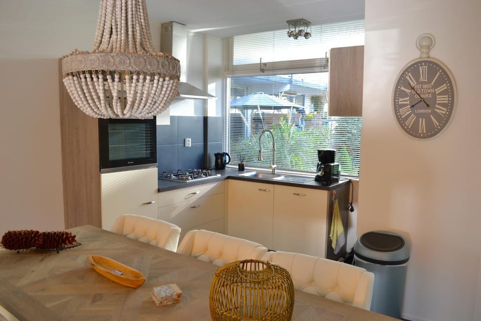 Coffee/tea facilities, Kitchen or kitchenette, Dining area