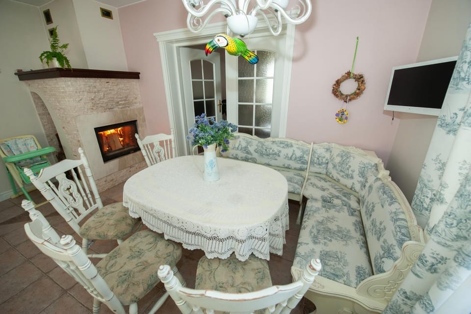 Dining area, flat iron, kitchen