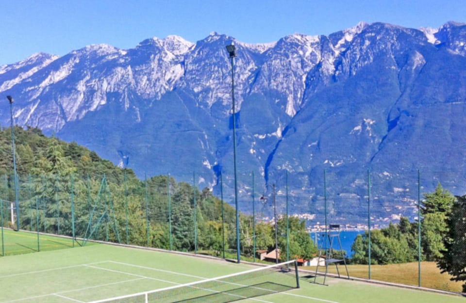 Tennis court, Mountain view