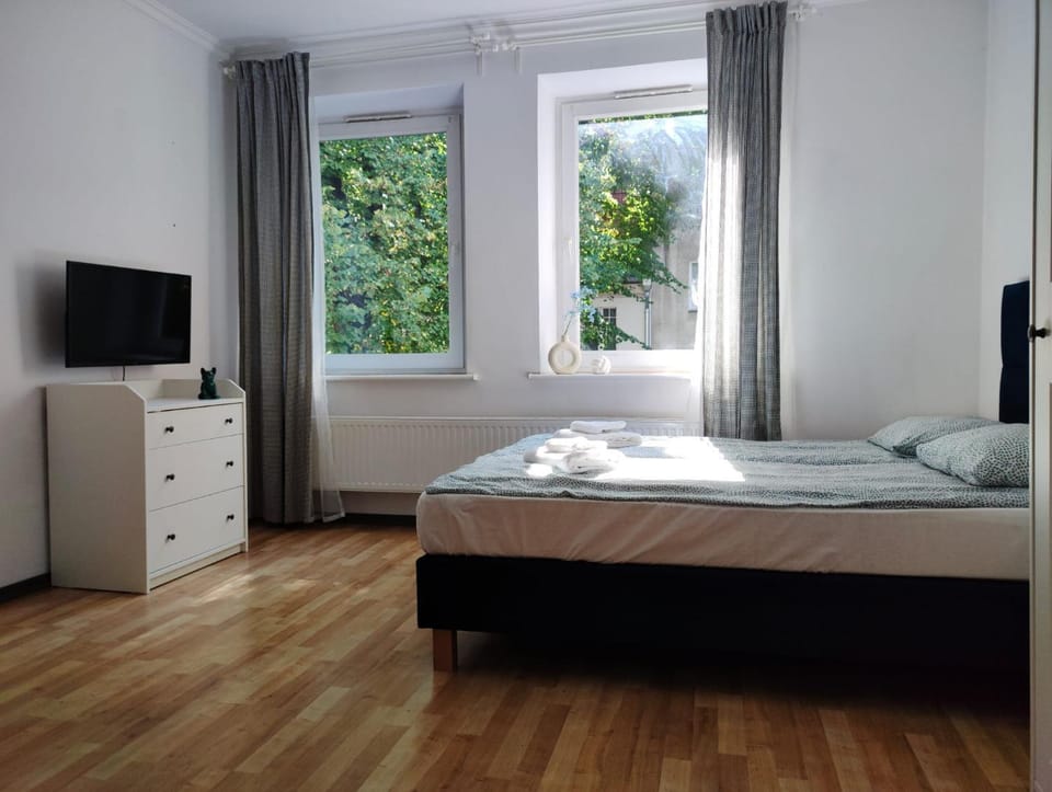 Bed, TV and multimedia, Photo of the whole room, Bedroom, towels