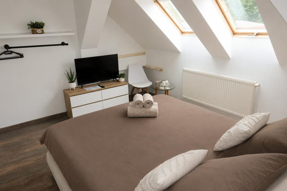 Bed, TV and multimedia, Photo of the whole room, Bedroom