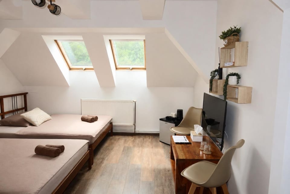 Bed, TV and multimedia, Photo of the whole room, minibar