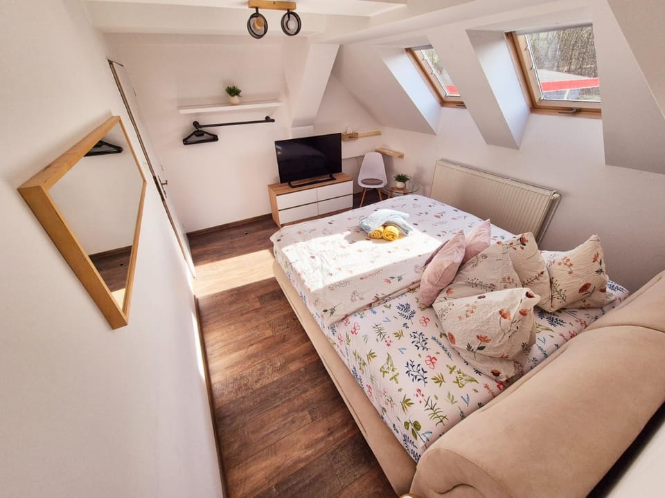 Bed, Photo of the whole room, Bedroom