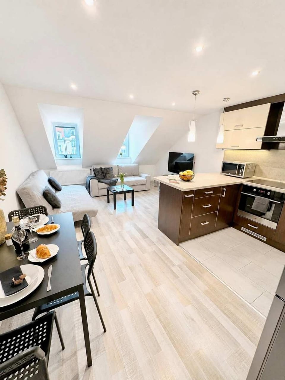 Kitchen or kitchenette, Living room, Seating area, Dining area, stove
