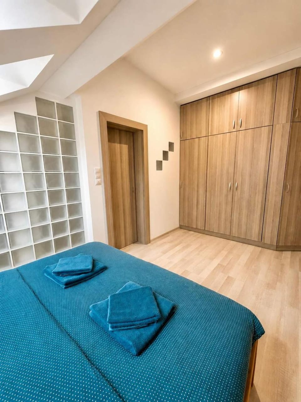 Bed, Bedroom, towels