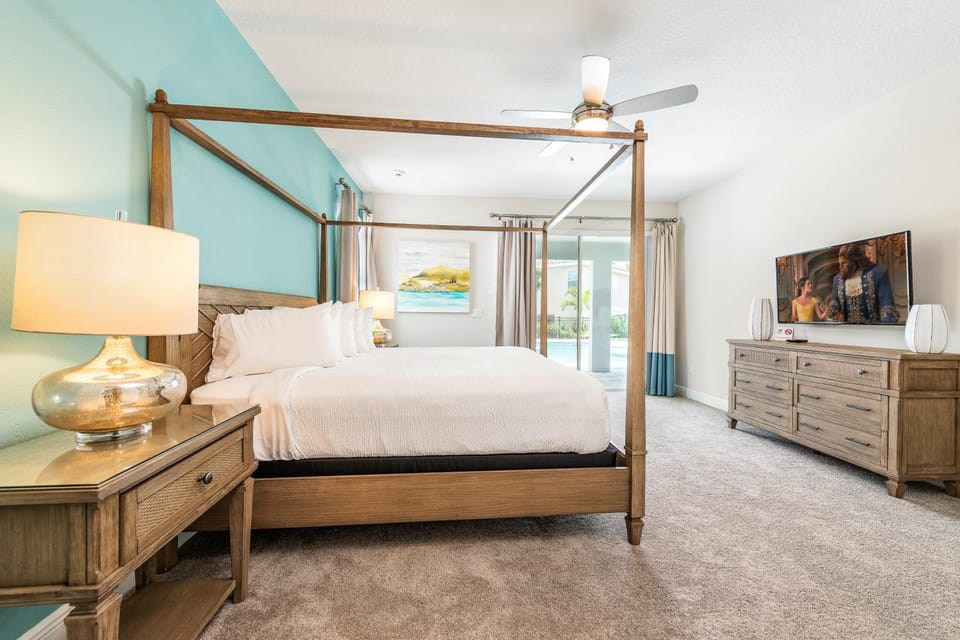Bed, TV and multimedia, Bedroom
